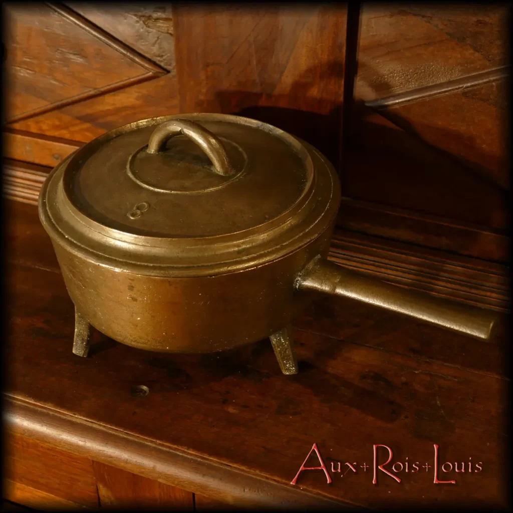 Voici une tourtière qui a la particularité d’avoir été coulée dans la foulée d’une cloche d’église, et ce afin de ne rien perdre du métal en fusion. Elle est donc faite du même bronze et peut donc être considérée comme la petite sœur d’une cloche, à quelques minutes près, à défaut d’en être la sœur jumelle.