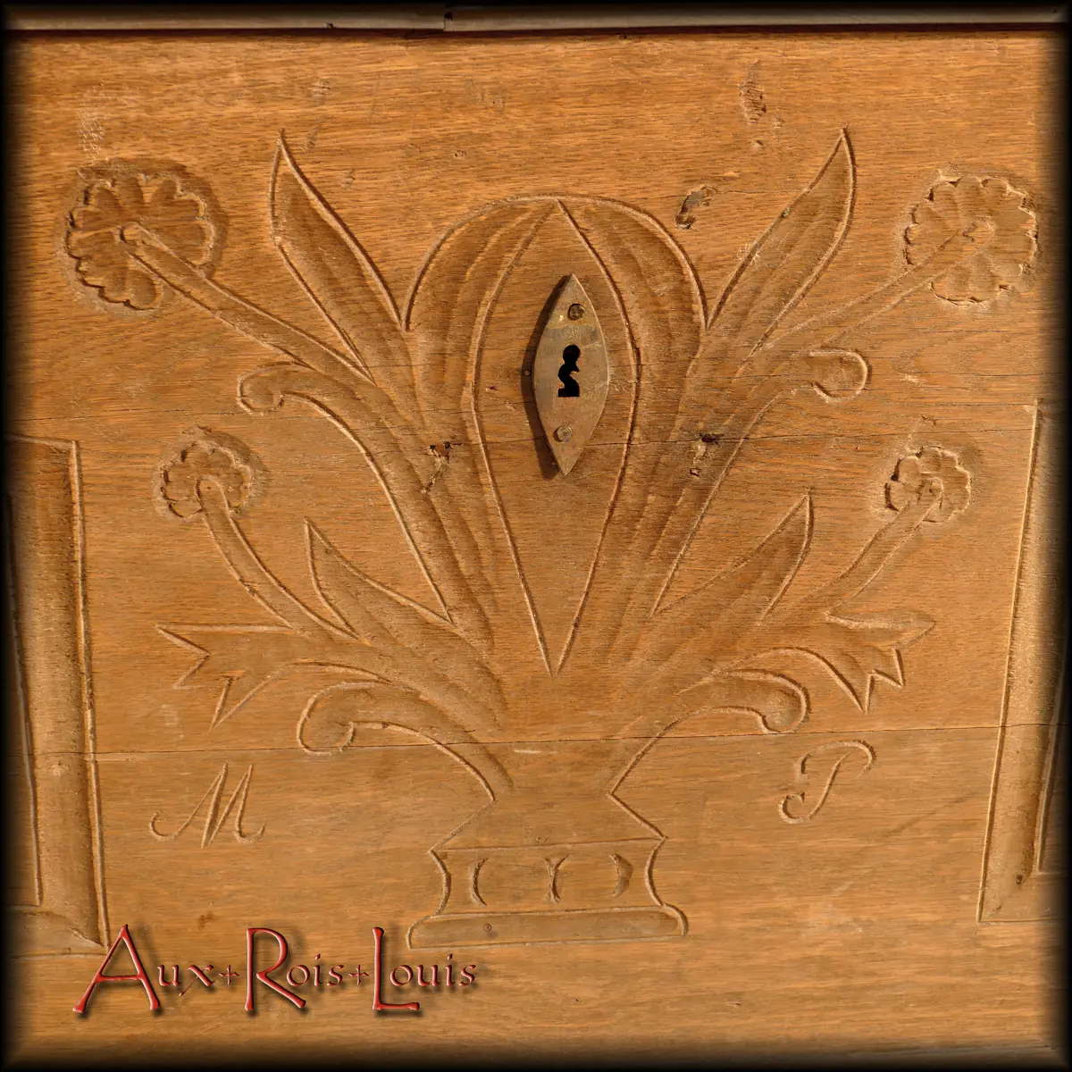 Simple and delicate, this end-of-bed chest is so even in its central motif: a carved country bouquet around the keyhole, and on either side of the vase, two initials, M and P. Likely the initials of the two fiancés for whom this end-of-bed chest was commissioned in Aquitaine in the 18th century, on the eve of their wedding celebration.