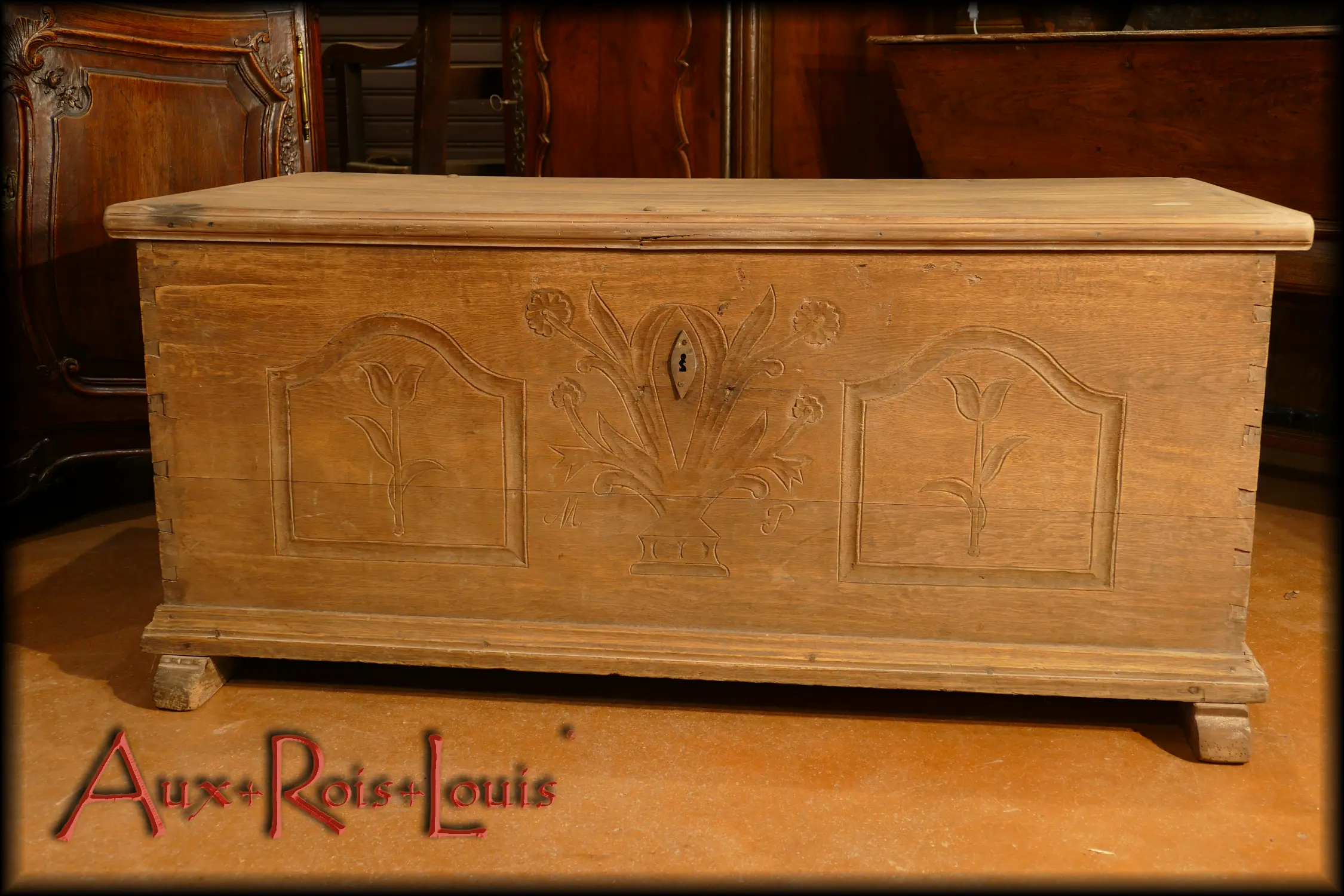 Offered as part of the bride's dowry by her father, this natural oak chest adorned with tulips and a country bouquet served two purposes in the 18th century: to hold the personal effects of the young bride and to allow the couple to sit at the foot of their bed in complete intimacy. Hence its name "end-of-bed chest."
