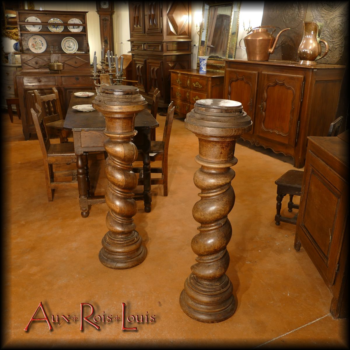 Here are two impressive twisted walnut columns from the 18th century. Initially, they adorned the base of the monumental staircase in a public building located in the Midi-Pyrénées region. Now, they are prepared to enhance the charm of a film set or a private residence.