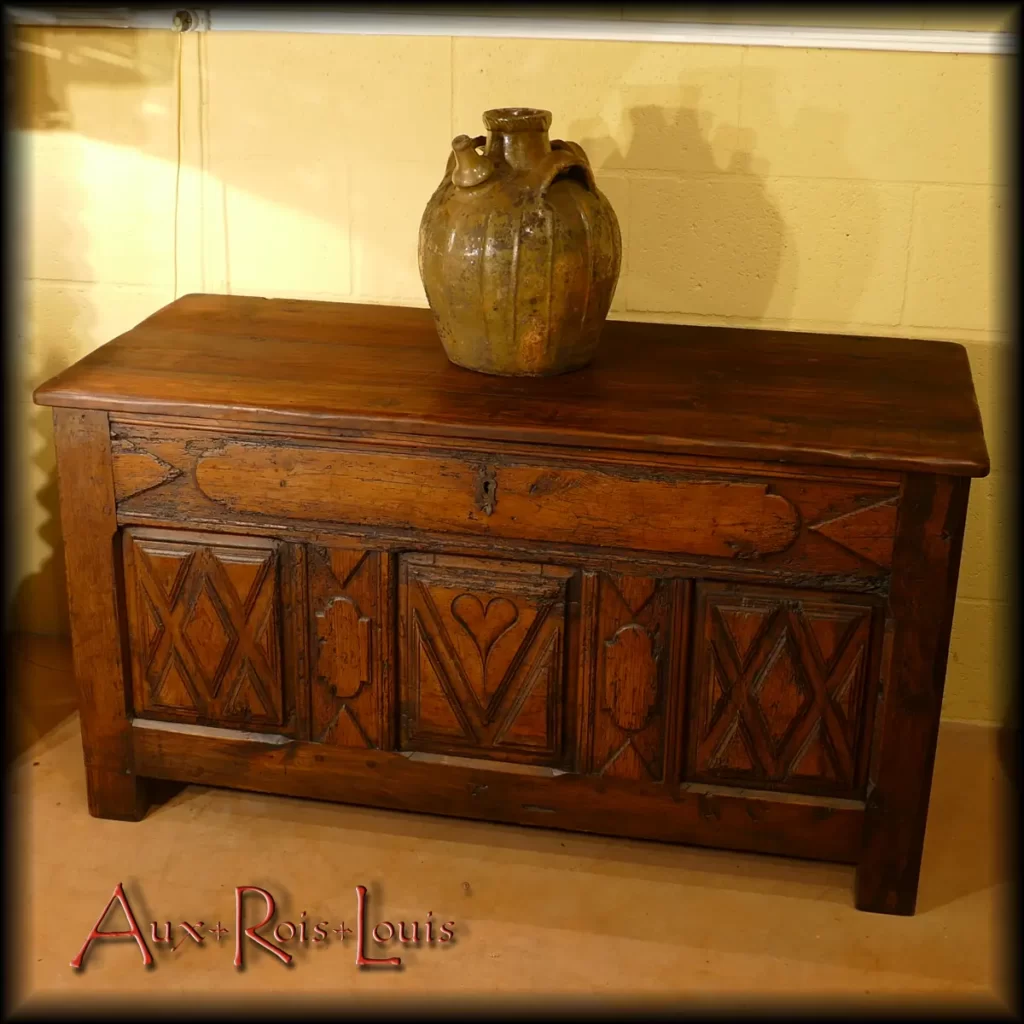 Voici un authentique meuble auvergnat, témoignage de l’art populaire tel qu’il Here is an authentic Auvergne piece of furniture, a testament to the folk art as it manifested itself in the 18th century in the southeastern part of the Massif Central. This is a wedding chest assembled with thick larch wood planks, adorned with naive ornamentation inspired by the stylistic repertoires of Louis XIII and Louis XIV.