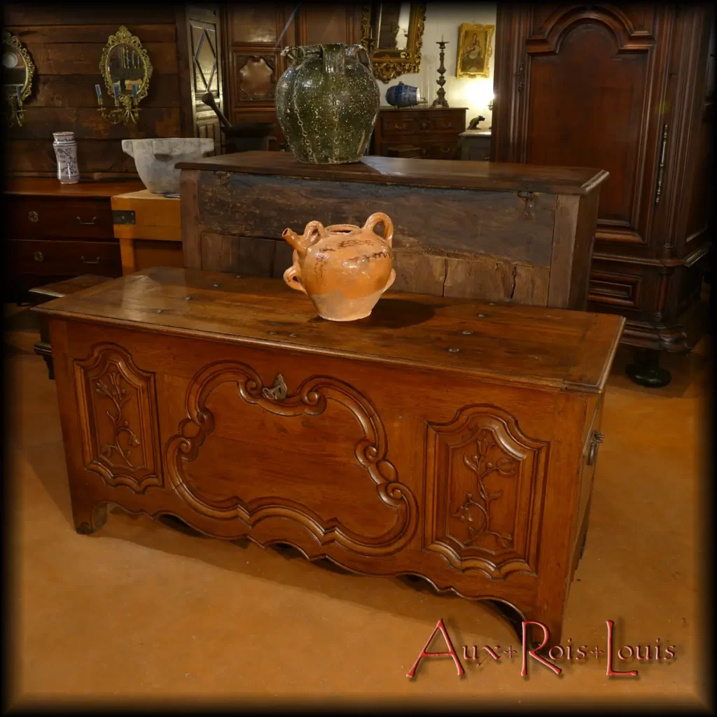 Here is a light oak chest dating back to the 18th century. Its imposing central medallion encompasses the top and bottom crossbars. It is surrounded by two panels adorned with flowers. The heartwood oak planks from the Vosges forests chosen to make it have endured four centuries without the slightest damage. This wedding chest is simply resplendent.