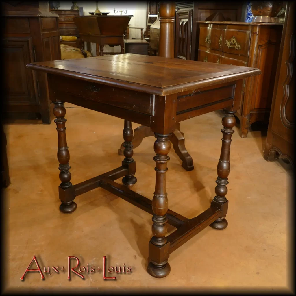 Voici une petite table de salon en merisier commandée par un château du Périgord au XVIIIe siècle. Elle reprend les codes du style Louis XIV à savoir un piétement mouluré en balustrade relié par une entretoise en H et des moulures noircies sur les traverse latérales. Elle comporte un tiroir qui occupe toute sa largeur.