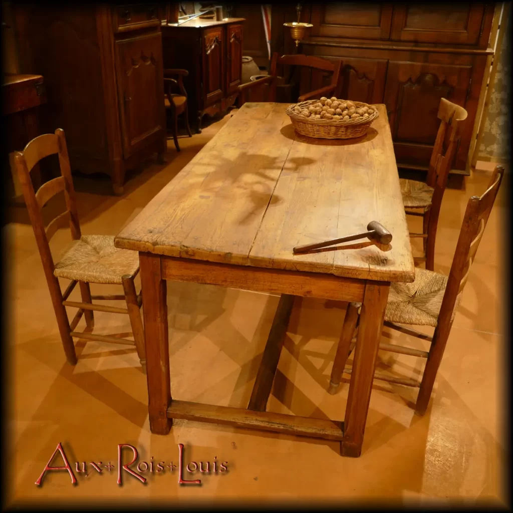 Voici une table à énoiser qui provient de Haute-Loire. L’épaisse planche de mélèze qui constitue son plateau porte en creux à chaque coin la marque de l’encoche où la noix était placée pour être cassée. Un détail charmant qui fait toute l’authenticité de ce meuble paysan.