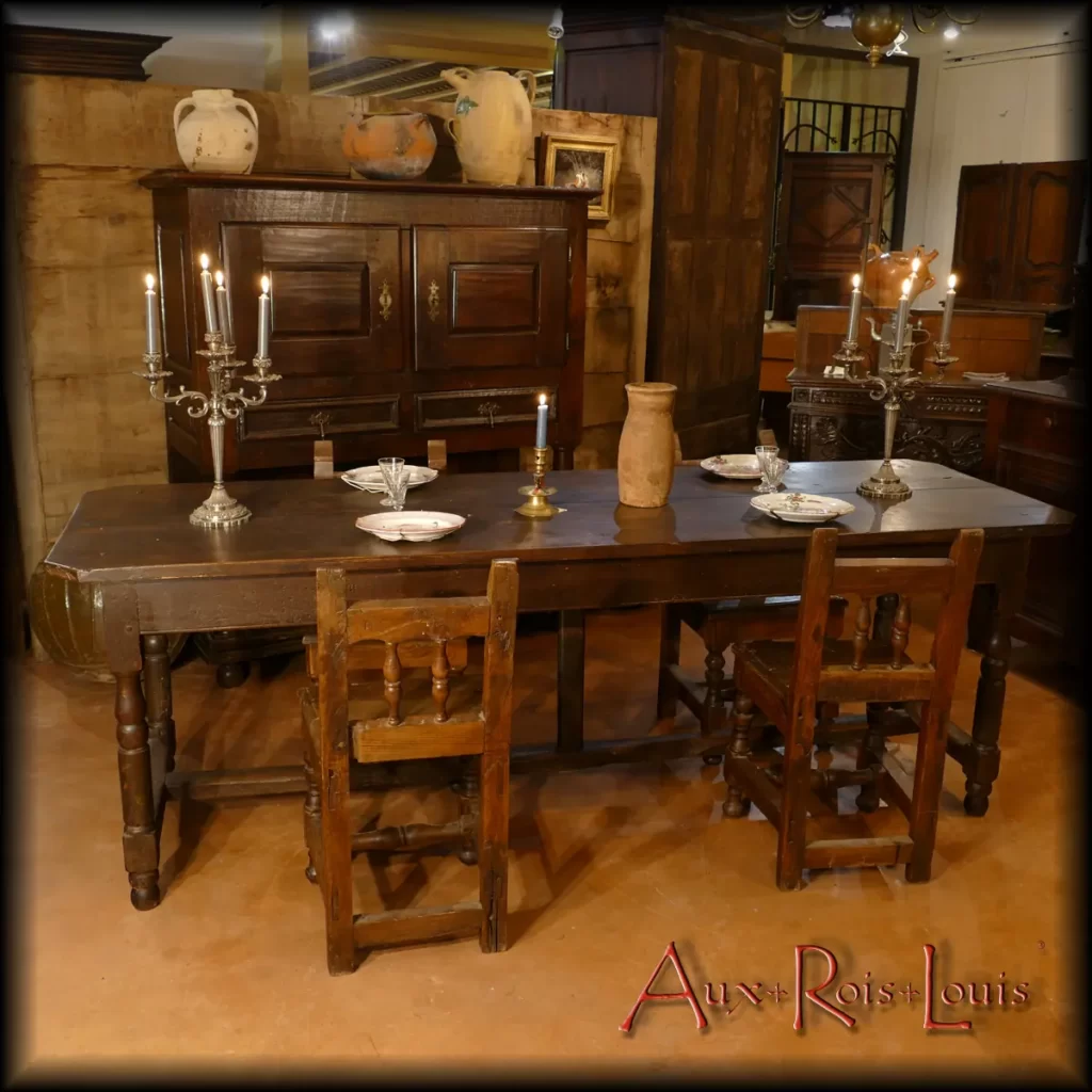 Cette table de repas Louis XIII en chêne provient du Château de Turenne, situé en Corrèze. Au XVIIe siècle, le mobilier de confort n’appartient qu’aux Seigneurs. Tandis que les gens de maison mangeaient debout sur une table d’office haute, autour de cette table bien proportionnée pouvaient s’asseoir les maîtres de maison et leurs invités.