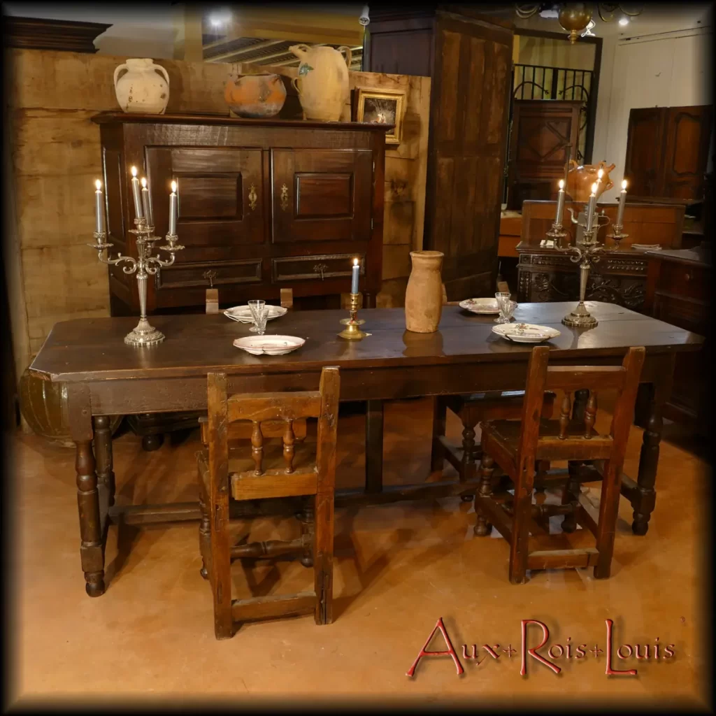 This Louis XIII oak dining table comes from the Château de Turenne in Corrèze. In the 17th century, comfortable furniture was a privilege reserved for the nobility. While household staff dined standing at a high serving table, the masters of the house and their guests could comfortably sit around this well-proportioned table.