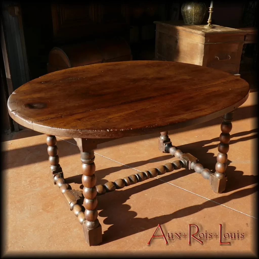 It comes from a noble house in the Southwest for which it was commissioned in the 17th century. Reserved for the master of the house, for a solitary or accompanied supper, this oval table with intimate proportions was placed near a large fireplace, in a private space resembling a bedroom. Note the thickness of the top made up of two wide walnut planks.