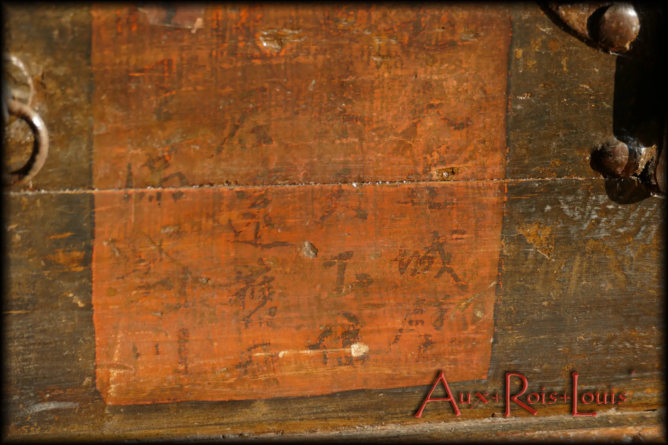 Who can decipher the sinograms traced on this precious travel trunk, tossed about in the Chinese mountains in the 18th century? For now, it keeps its secrets and its beautiful Chinese red patina inside.
