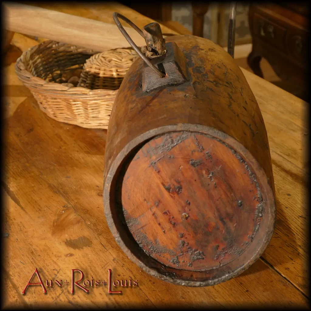 This barrel, where a good prune brandy was aged, for example, is monoxyl. It was carved from a single trunk of poplar. This trunk was still green, allowing the two rounded bottoms, put in place during fabrication, to be completely trapped in the groove as the wood naturally dried. An ingenious process ensuring the barrel's watertightness and preserving its precious beverage.