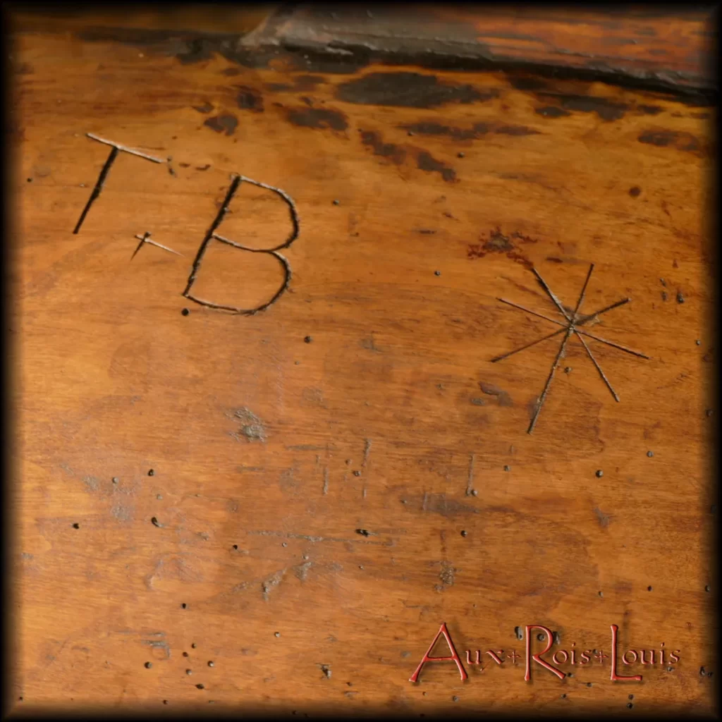 On remarque sur la panse de ce tonneau monoxyle des gravures reprenant les initiales T + B accompagnées d’une étoile à huit branches.