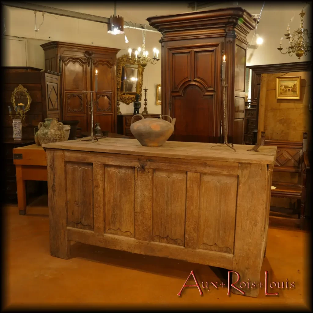 Impressive in size, this oak chest comes from a fortress in Périgord. It remains a testament to its past grandeur. Its mission was, in its time, to welcome back from battles the weapons and armour of the Knight Master of the house. It is rare to be able to observe this type of castle furniture, as very few of its comrades-in-arms were produced and most have now disappeared.