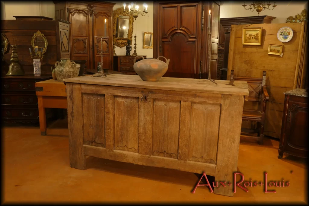 Impressive in size, this oak chest comes from a fortress in Périgord. It remains a testament to its past grandeur. Its mission was, in its time, to welcome back from battles the weapons and armour of the Knight Master of the house. It is rare to be able to observe this type of castle furniture, as very few of its comrades-in-arms were produced and most have now disappeared.