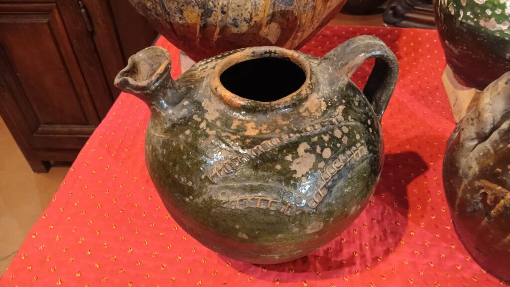 Petite cruche à huile – bec pincé – décor à la molette en forme de V – glaçure vert bouteille – XIXᵉ siècle – Comminges [PA092]