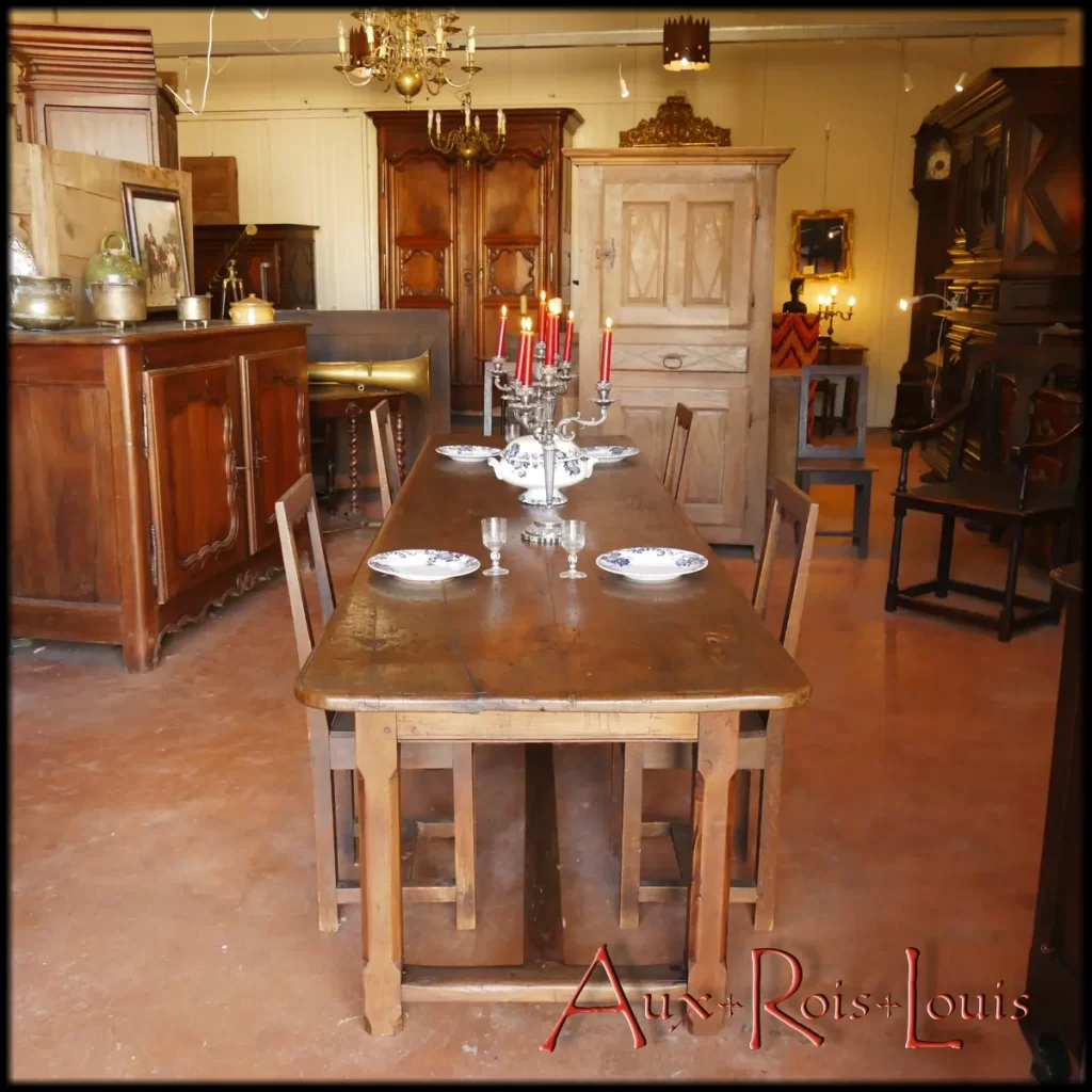 Nous vous présentons régulièrement sur ce site de nouveaux trésors à votre disposition à la Galerie-Vente Aux-Rois-Louis située à Montignac Lascaux. Pour autant, rien ne vaut une visite sur place pour en apprécier l’authenticité et la diversité. Il vous suffit pour cela de prendre rendez-vous avec David pour découvrir de plus près bien d’autres merveilles. David : 06 78 92 61 98