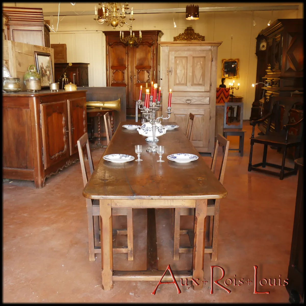Les trésors de la Galerie-Vente Aux-Rois-Louis Nous vous présentons régulièrement sur ce site de nouveaux trésors à votre disposition à la Galerie-Vente Aux-Rois-Louis située à Montignac Lascaux. Pour autant, rien ne vaut une visite sur place pour en apprécier l’authenticité et la diversité. Il vous suffit pour cela de prendre rendez-vous avec David pour découvrir de plus près bien d’autres merveilles. David : 06 78 92 61 98