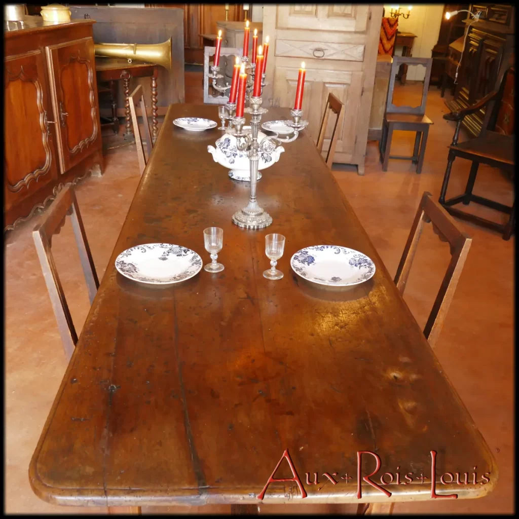 [ME133] Cette table de communauté fut construite au XVIIᵉ siècle en Périgord, dans la tradition des grandes tables de ferme. Étant donné ses dimensions, 80 cm de large pour 2 m 90 de long, on peut imaginer la majesté du fût de noyer sélectionné il y a quatre cents ans pour la bâtir.