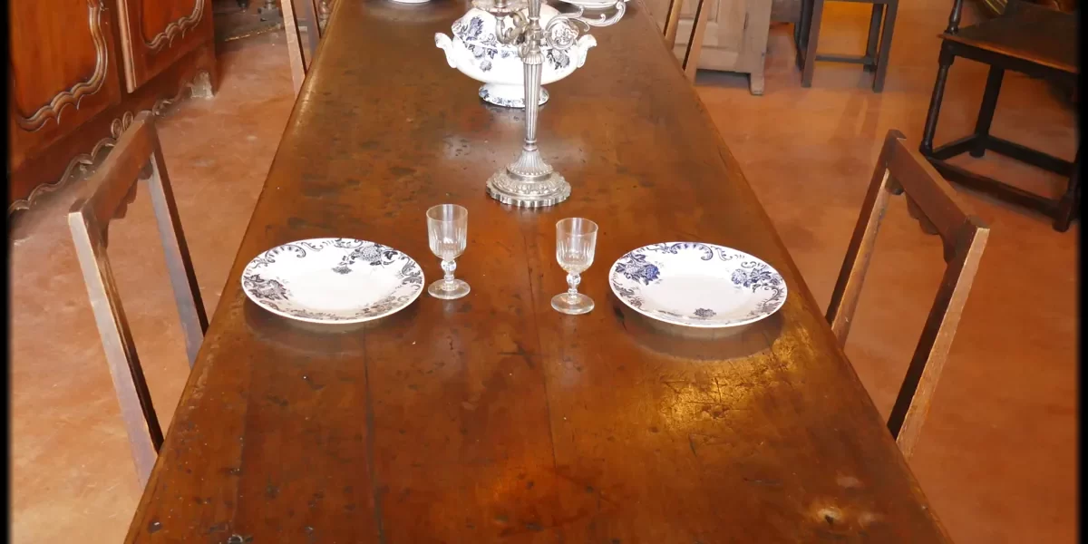 [ME133] Cette table de communauté fut construite au XVIIᵉ siècle en Périgord, dans la tradition des grandes tables de ferme. Étant donné ses dimensions, 80 cm de large pour 2 m 90 de long, on peut imaginer la majesté du fût de noyer sélectionné il y a quatre cents ans pour la bâtir.