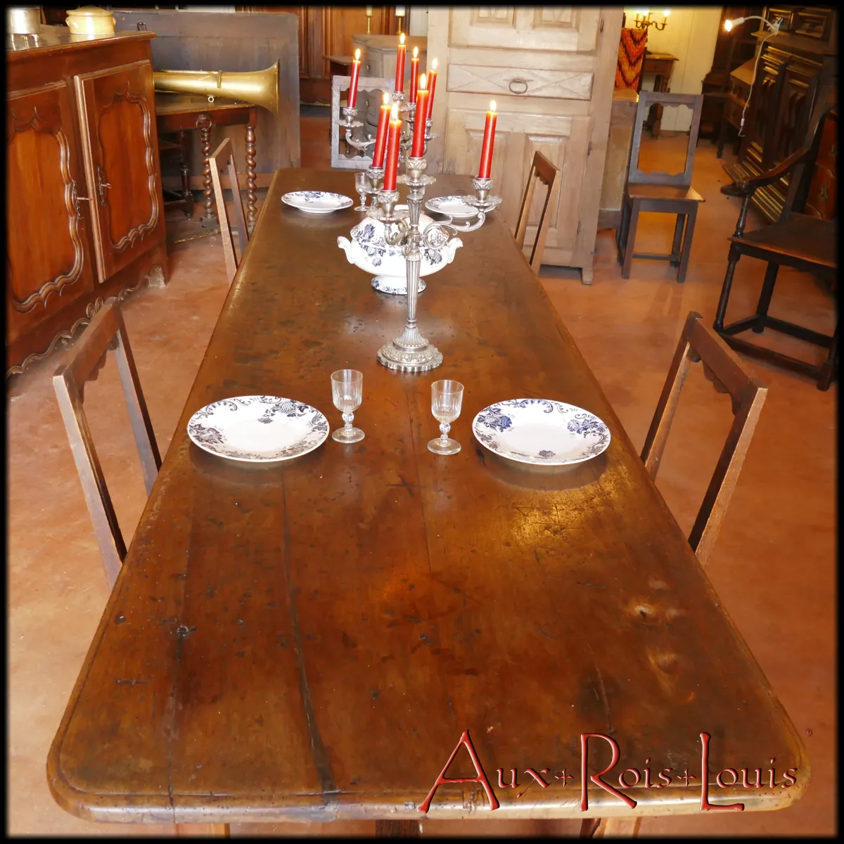 [ME133] Cette table de communauté fut construite au XVIIᵉ siècle en Périgord, dans la tradition des grandes tables de ferme. Étant donné ses dimensions, 80 cm de large pour 2 m 90 de long, on peut imaginer la majesté du fût de noyer sélectionné il y a quatre cents ans pour la bâtir.