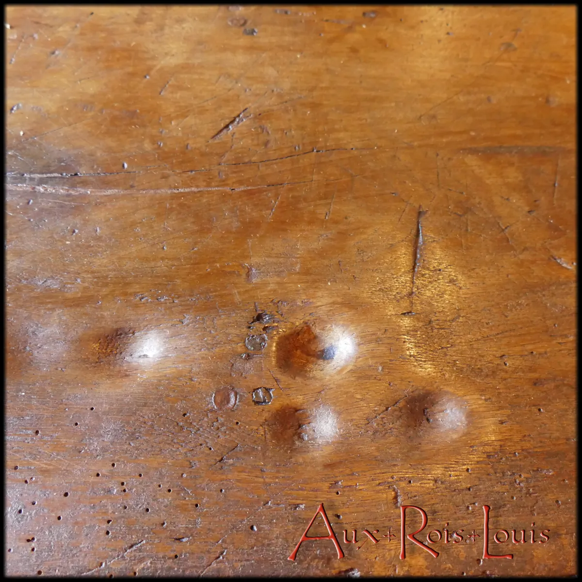 [ME133] Ces creusés en bout de table révèle un temps où l’on énoisait en communauté le soir à la veillée. Il s’agissait de frapper les noix d’un coup sec et bien dosé pour casser la coquille sans écraser les cerneaux. L’outil approprié pour taper ainsi pile au centre de la coquille était appelé la tricote.