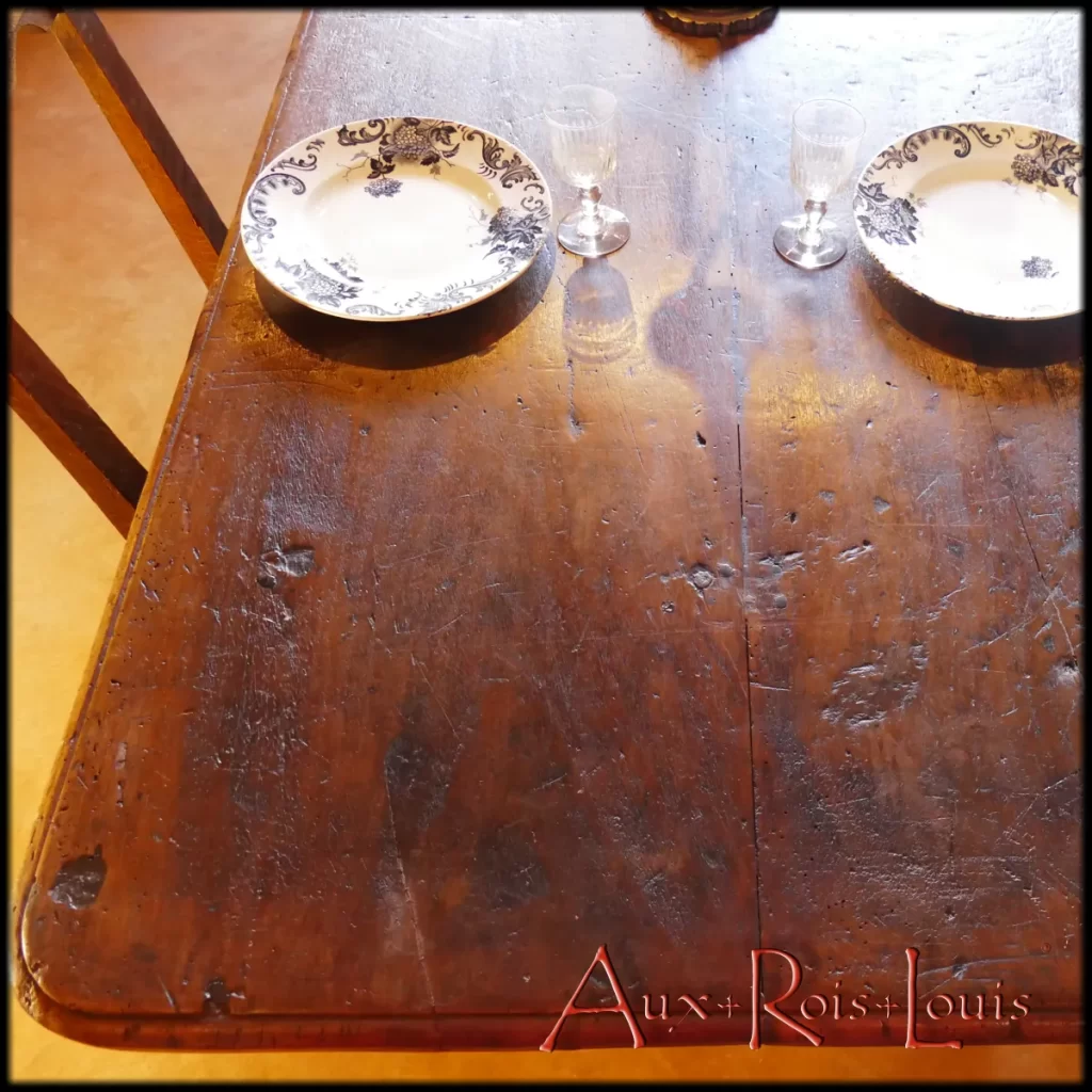 [ME133] Étant donné les dimensions de cette table, 80 cm de large pour 2 m 90 de long, on peut imaginer la majesté du fût de noyer sélectionné pour la bâtir. Une bille offrant de telles proportions, 70 cm de diamètre sur 4 m de haut, ne pouvait appartenir qu’à un arbre centenaire.